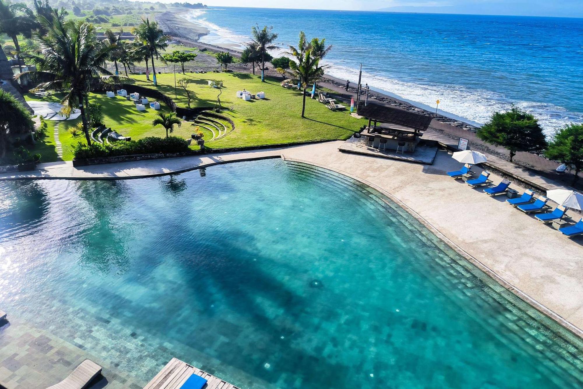 巴厘岛温德姆塔曼萨里吉瓦度假村 Siyut 外观 照片 The beach at the hotel